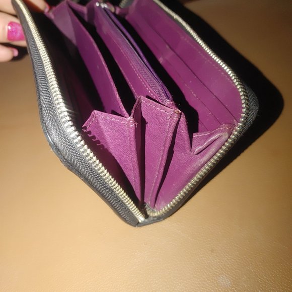 Coach Black Leather Zip Around Wallet Vintage Purple Interior Buckle Details - Picture 8 of 11